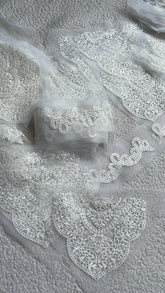 Dyeable Pair of Motifs with Seam-line