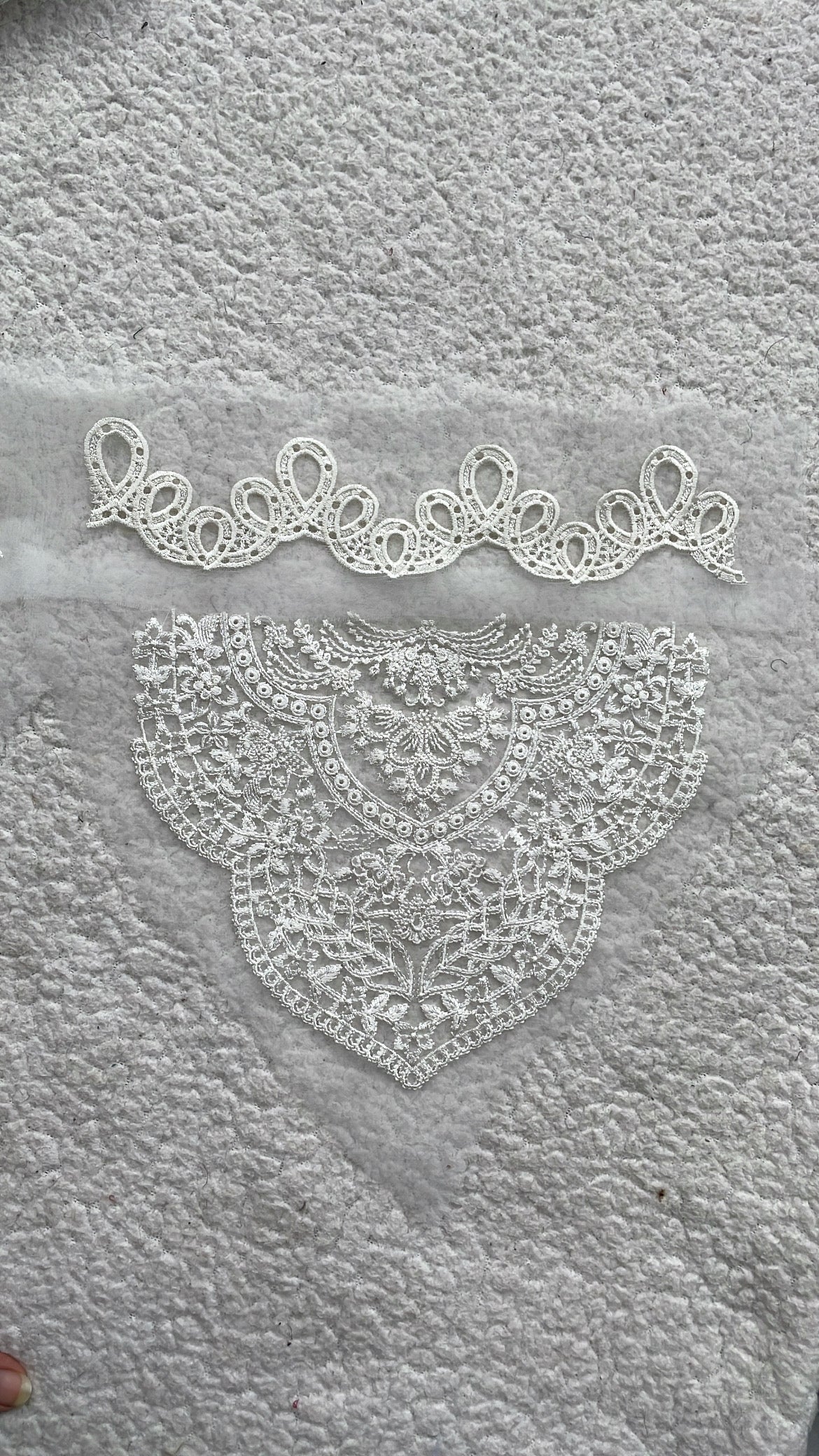 Dyeable Pair of Motifs with Seam-line