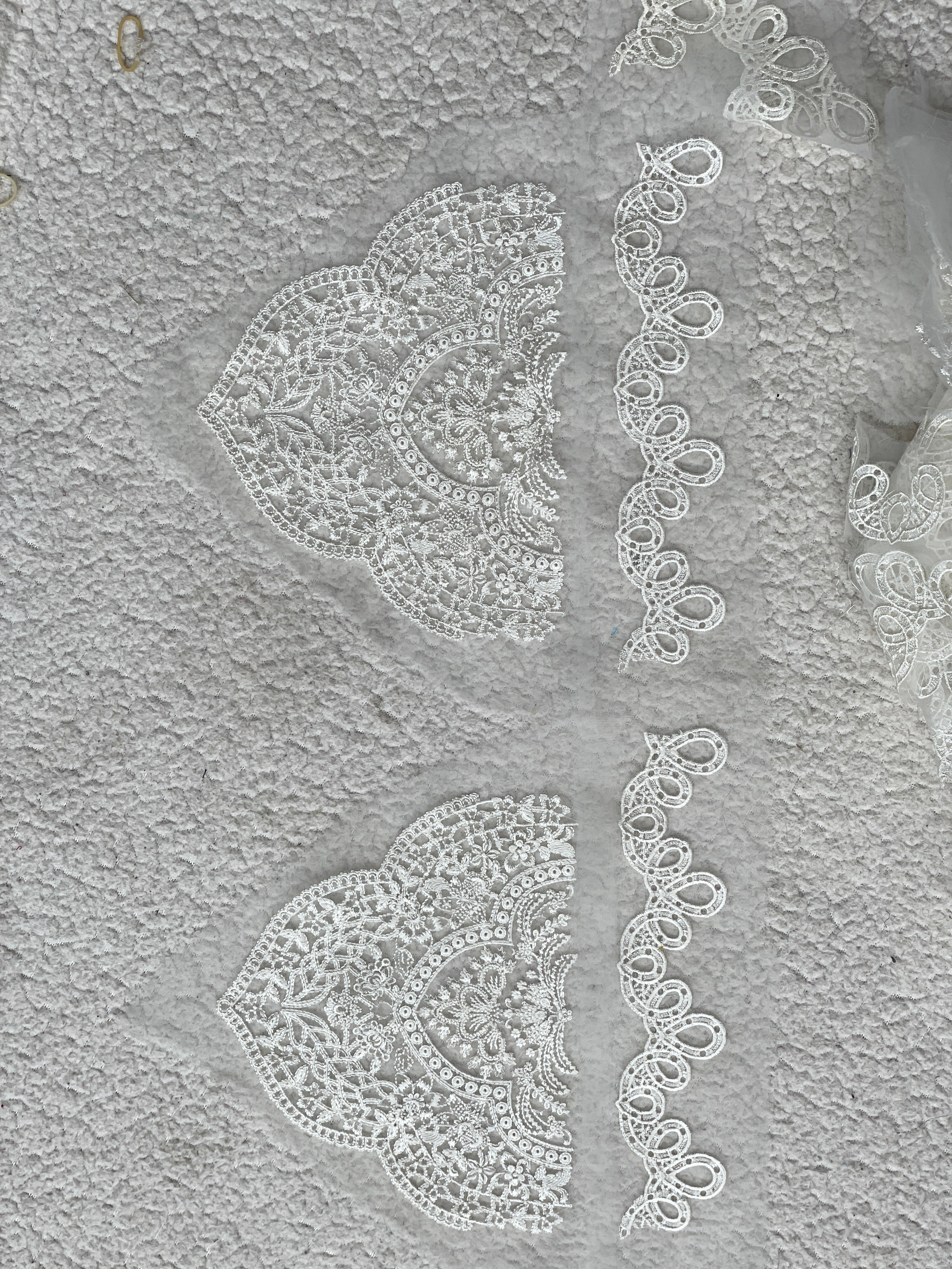 Dyeable Pair of Motifs with Seam-line