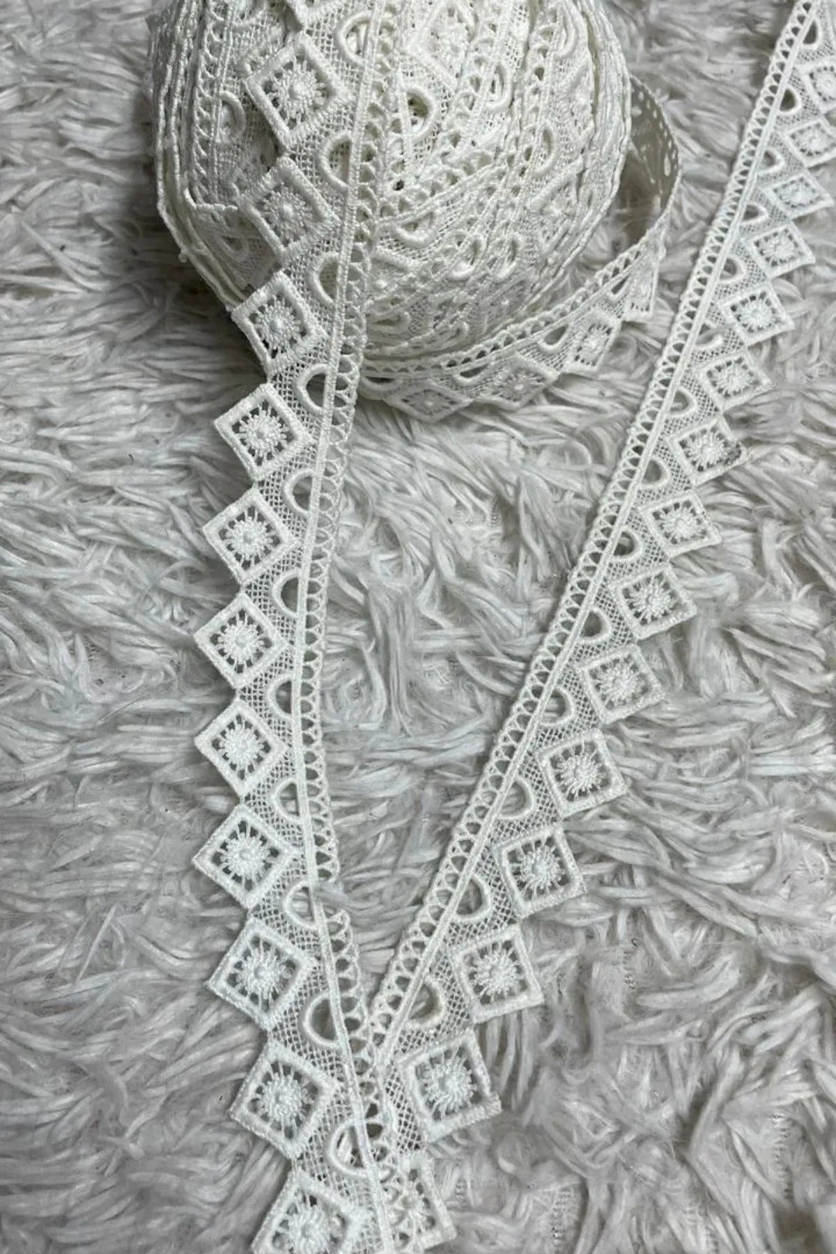 Dyeable Milky Lace Flower in Diamond