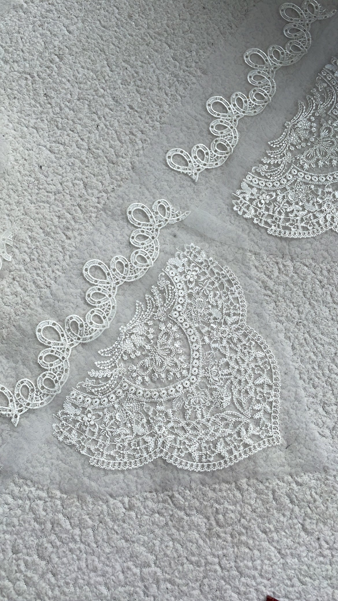 Dyeable Pair of Motifs with Seam-line