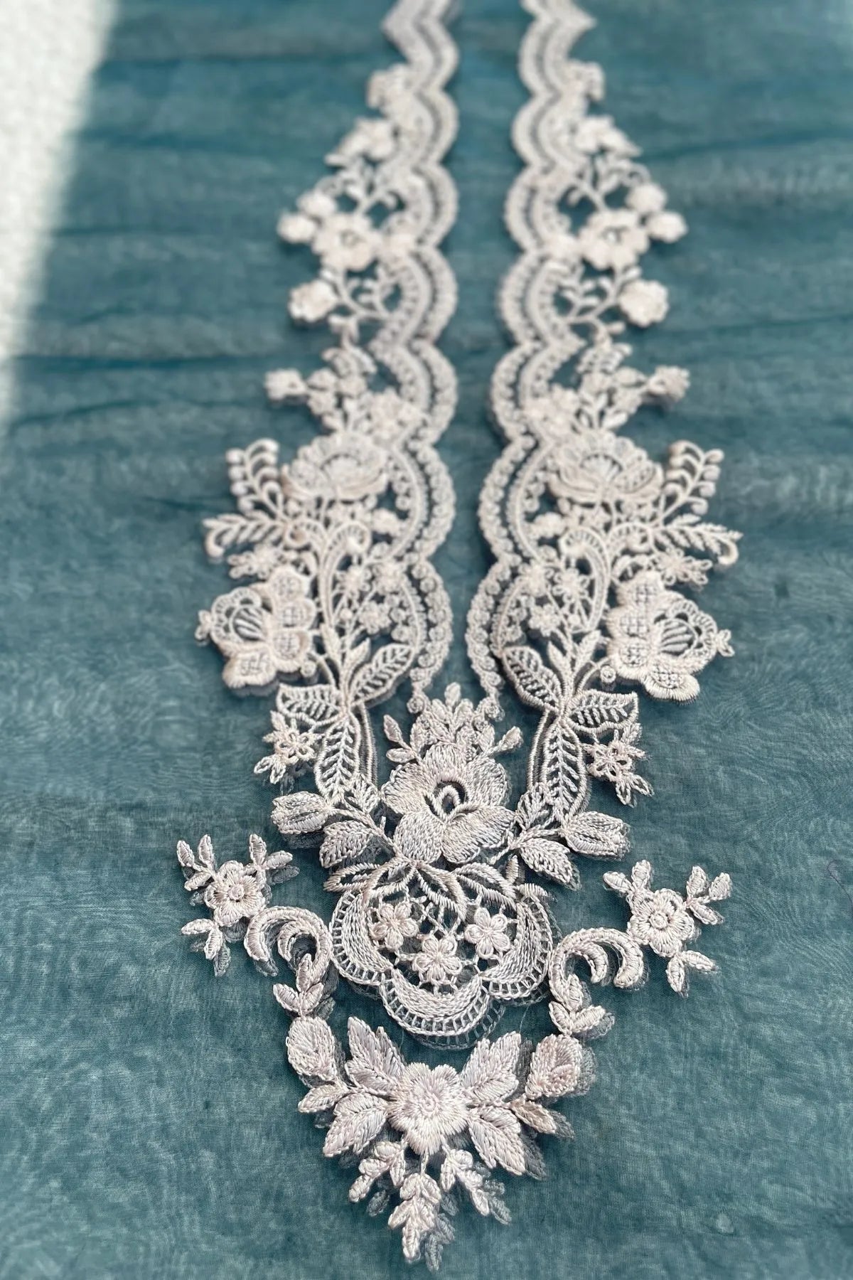 Zinc Neckline with Dull Embroidery