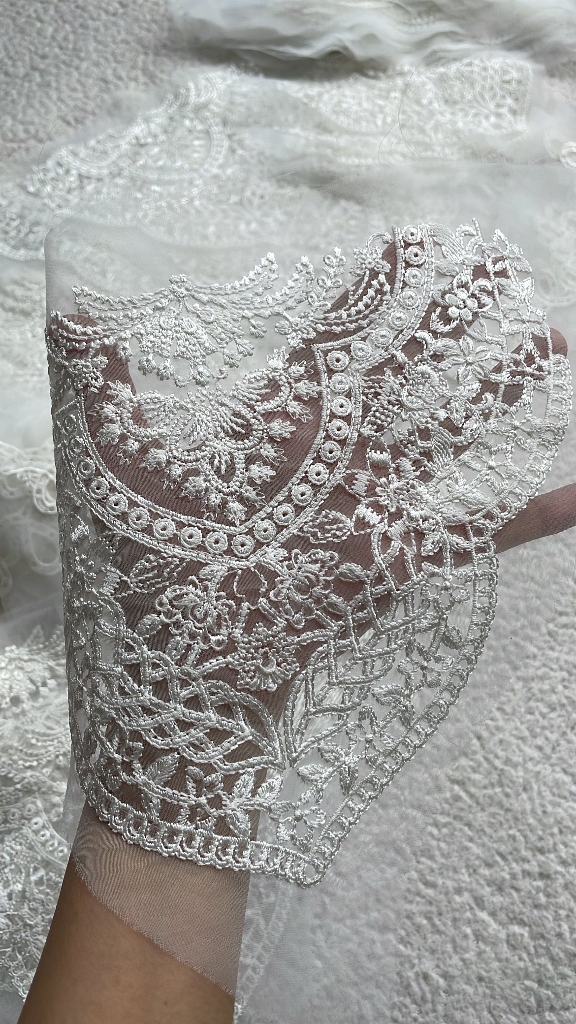 Dyeable Pair of Motifs with Seam-line