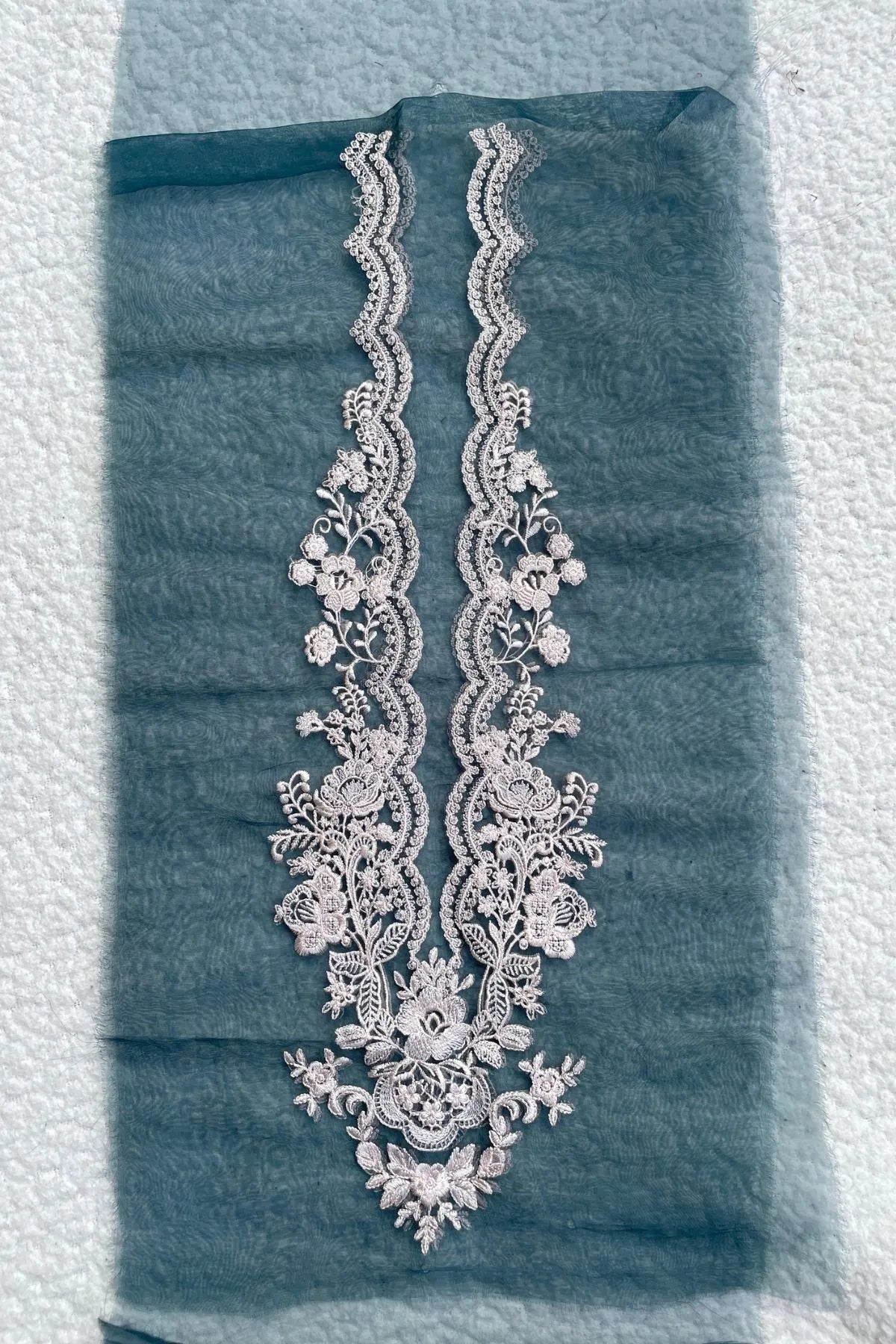 Zinc Neckline with Dull Embroidery