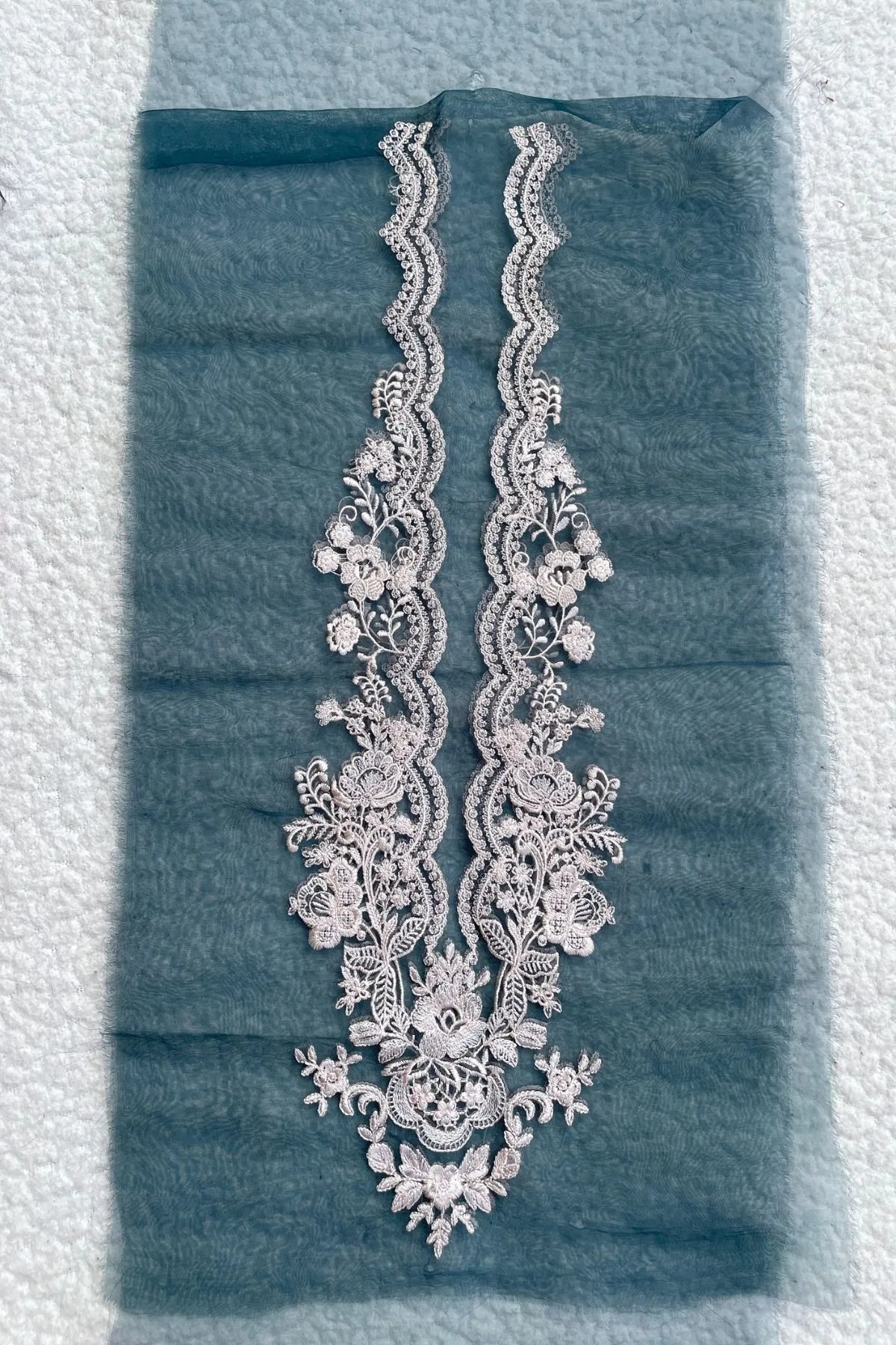 Zinc Neckline with Dull Embroidery