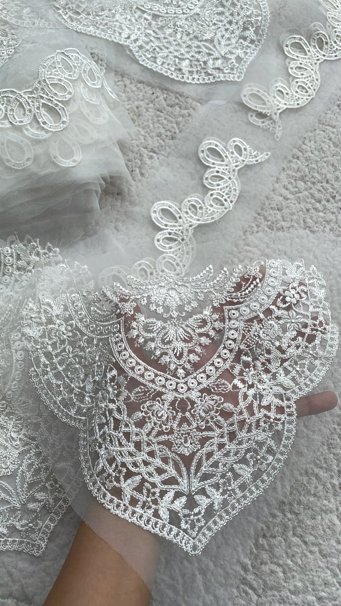 Dyeable Pair of Motifs with Seam-line