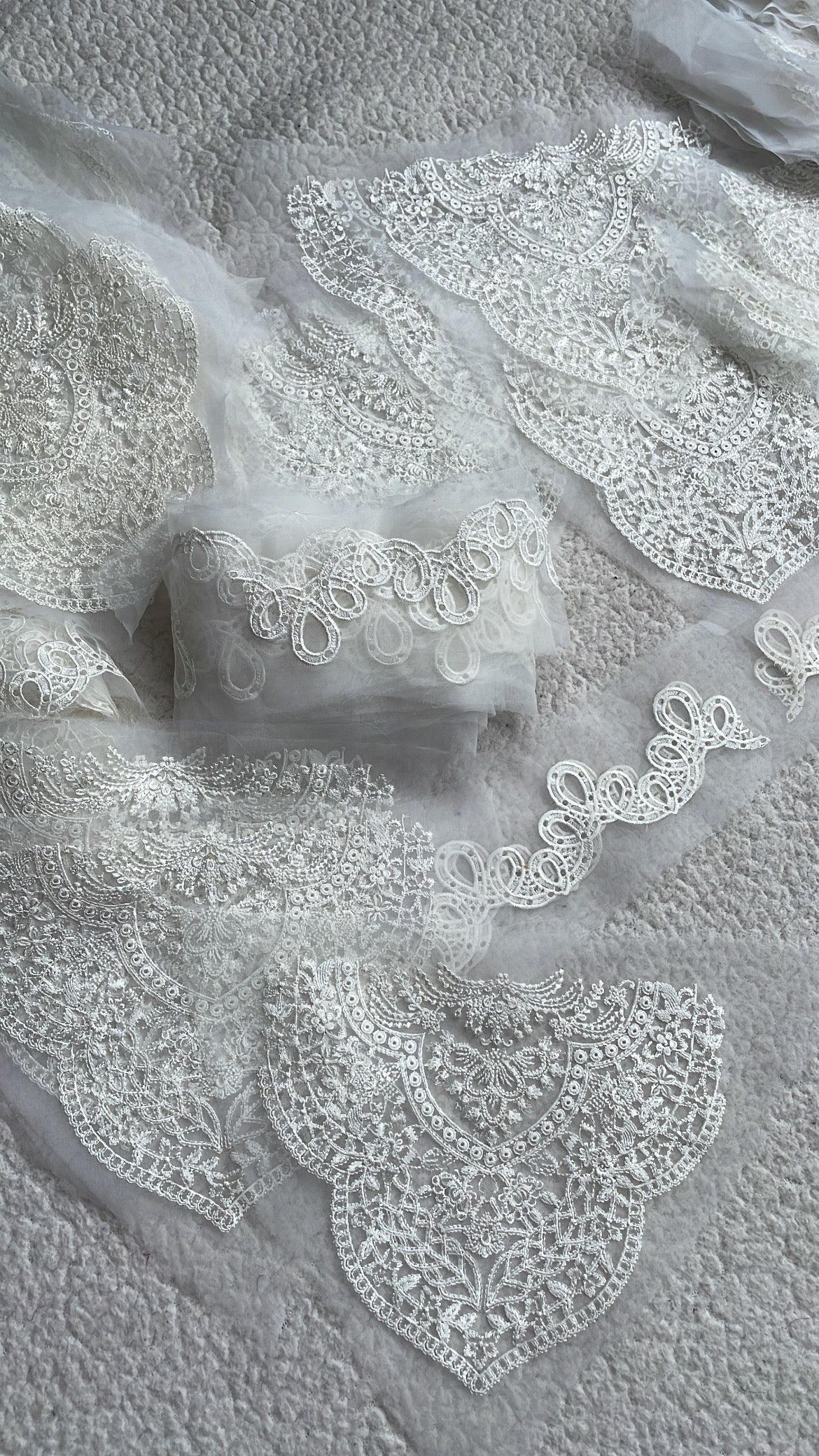 Dyeable Pair of Motifs with Seam-line
